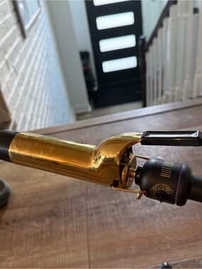 Hot Tools 1.5 in Gold Curling Iron - Gold and Black